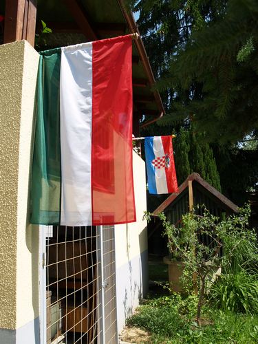 Horvát és magyar zászló leng a turistaházon