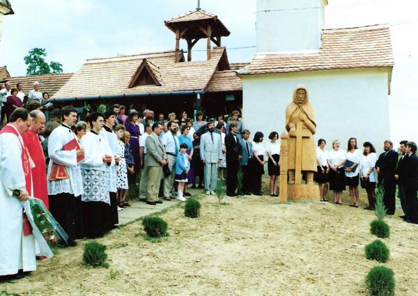 A kápolnához fedett imatteret építettünk 1992-ben