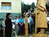 Marton Józsefné és Szakony Laci megkuszorúzza az I-II. világháborús emlékművet. 1992-ben